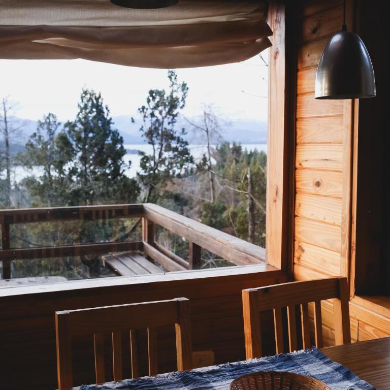 Refugio de bosque con jacuzzi en terraza y vista panorámica al lago - Casa de 2 dormitorios - 37
