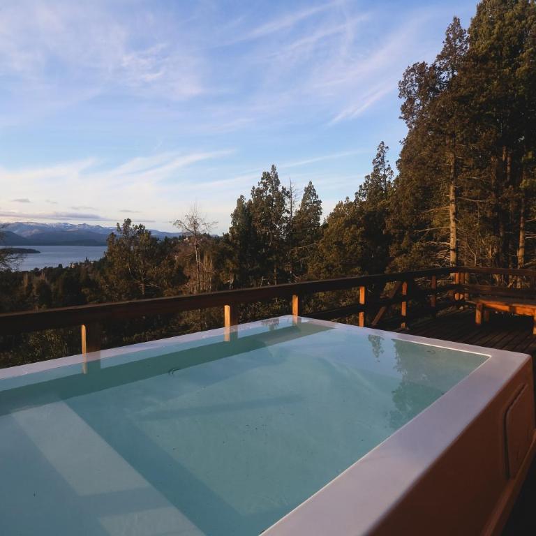 Refugio de bosque con jacuzzi en terraza y vista panorámica al lago - Casa de 2 dormitorios - 1