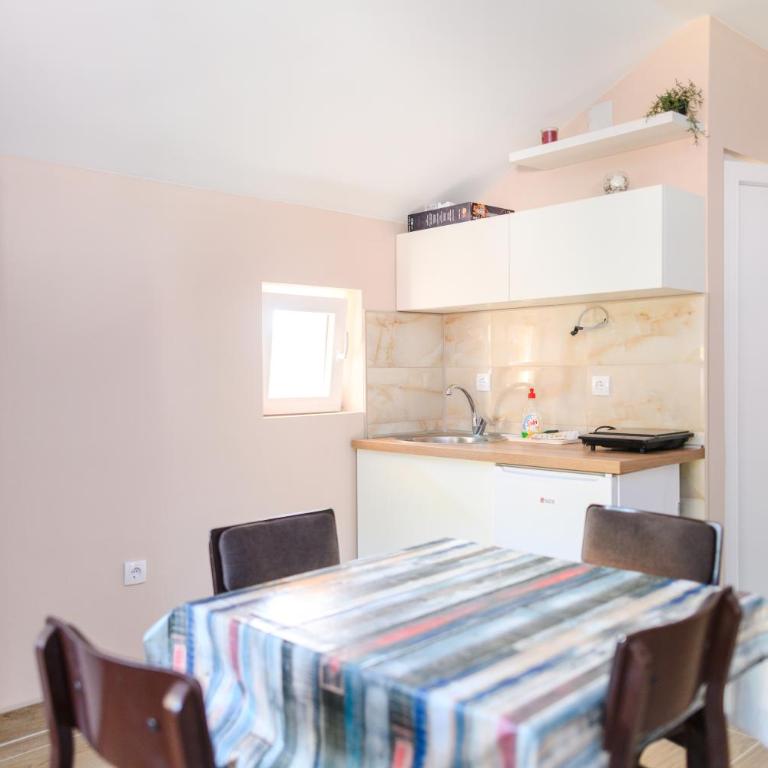 Vila Misljenovic, u centru Sokobanje, na pesackoj zoni - Deluks Studio - 3