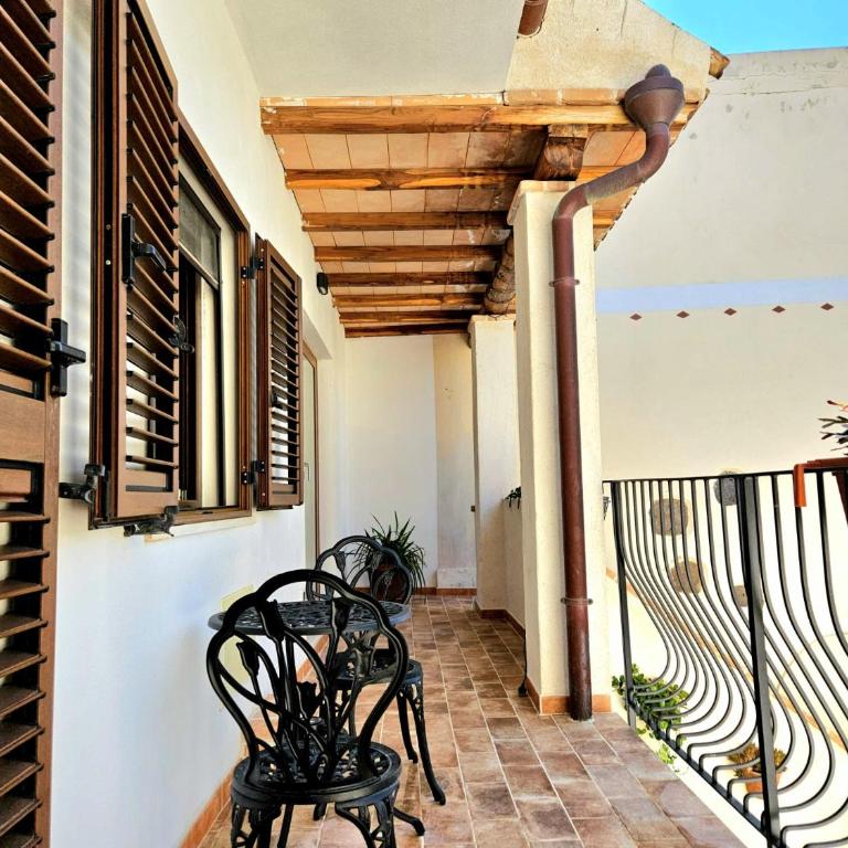 N'Est - Camere di design in centro storico a Orosei - Deluxe Doppelzimmer mit Balkon - 17