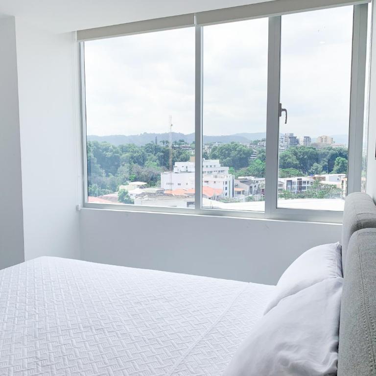 NEW! Suite,Piscina de lujo, GYM, WiFi, Tv en Guayaquil zona ejecutiva - Suite with Mountain View - 4