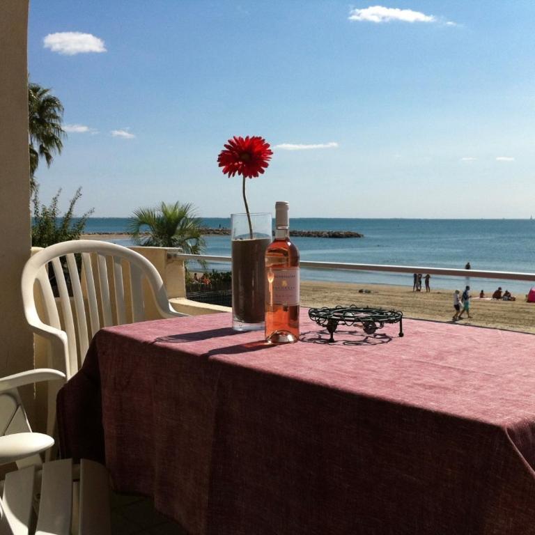 CARNON PLAGE évasion en bord de mer les pieds dans le sable accès privé et direct à la plage Logement T4 pour 6 pers Terrasse vue mer Parking privé gratuit Accueil personnalisé - Appartement 3 Chambres - Vue sur Mer - 1