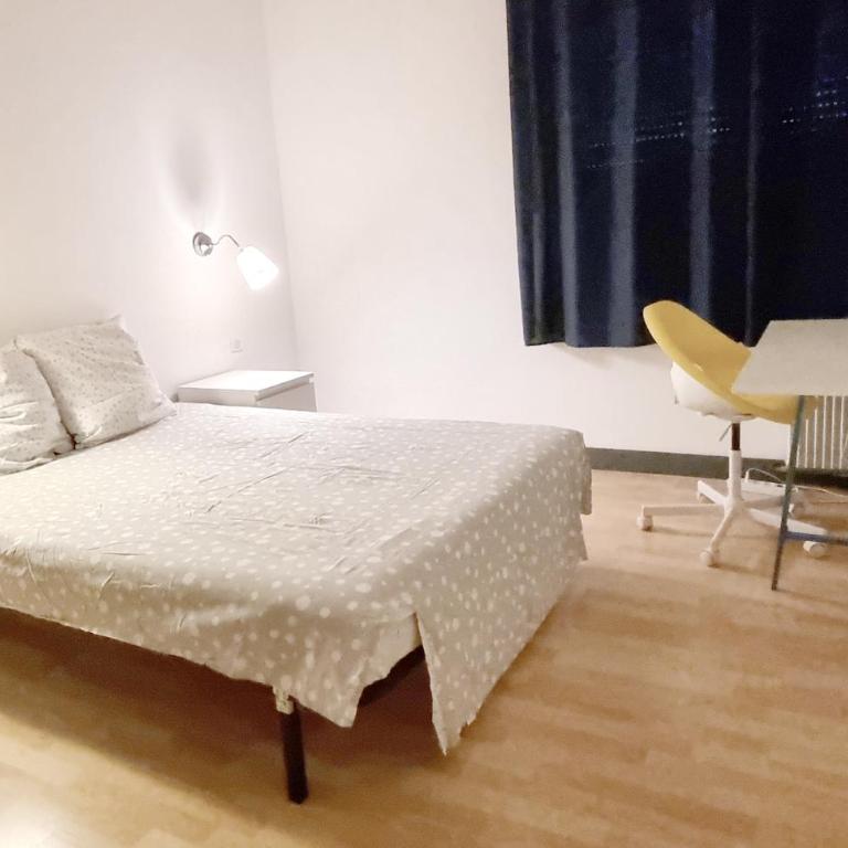 Gd Appartement climatisé, 5 personnes, 15 min a pied de la place de la Comédie, 15 min en voiture des plages - Apartment - 9