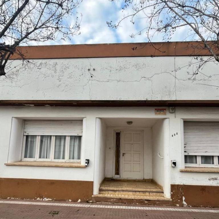 Casa céntrica en Dolores - Casa de 3 dormitorios - 1