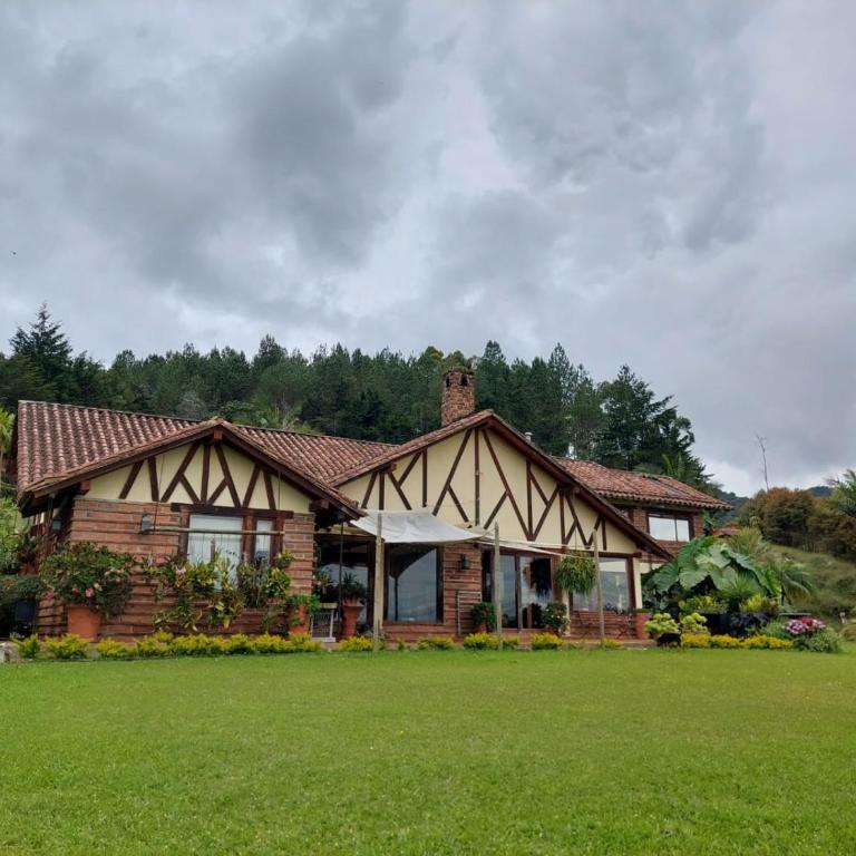 Casa de Campo, La Suiza in La Ceja, Antioquia - Casa de 5 dormitorios - 7
