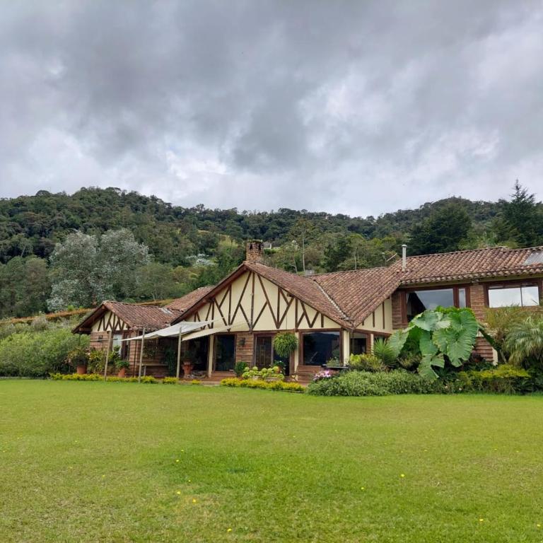Casa de Campo, La Suiza in La Ceja, Antioquia - Casa de 5 dormitorios - 1