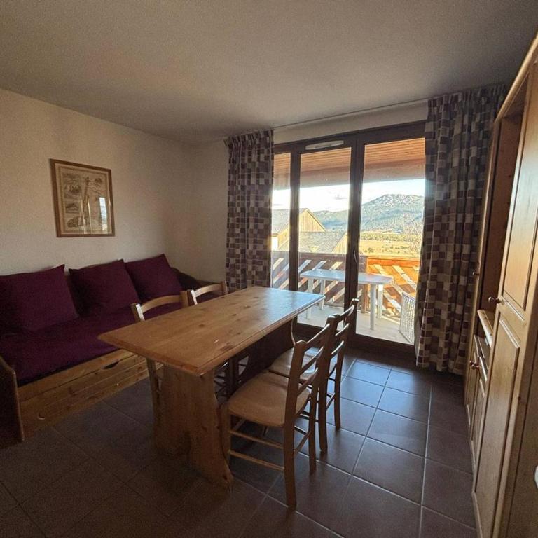Appartement lumineux 3 pièces avec balcon et parking - Appartement 2 Chambres - 1