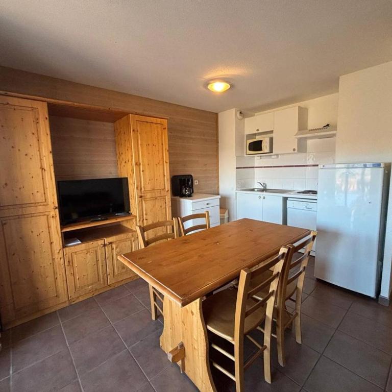 Appartement lumineux 3 pièces avec balcon et parking - Appartement 2 Chambres - 2