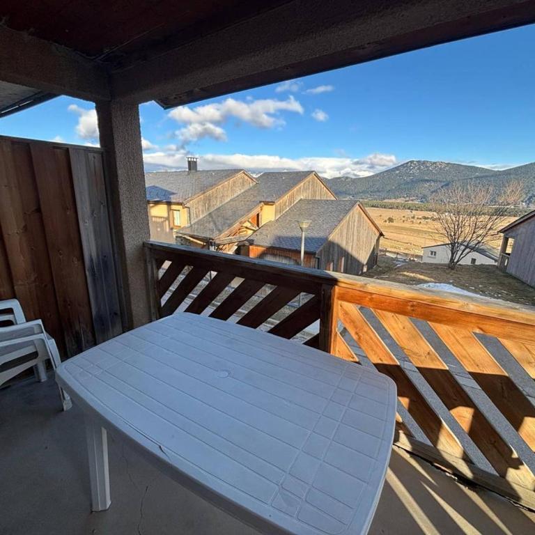 Appartement lumineux 3 pièces avec balcon et parking - Appartement 2 Chambres - 9