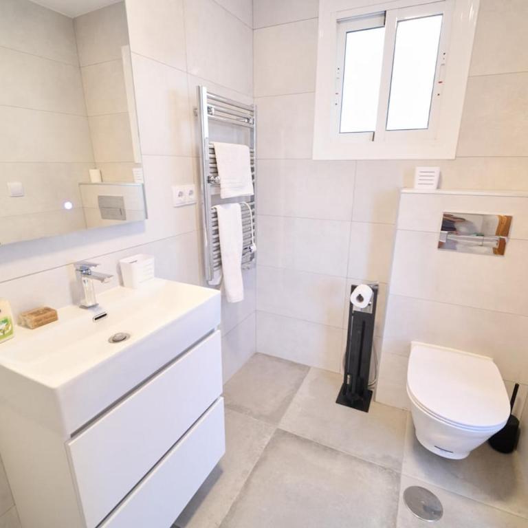 Soleado adosado esquinero - Three-Bedroom House - 24