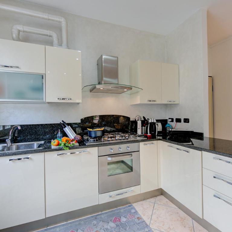 Silvy Apt Salò | Charming & Near Center - Happy Rentals - Appartamento con Balcone - 20