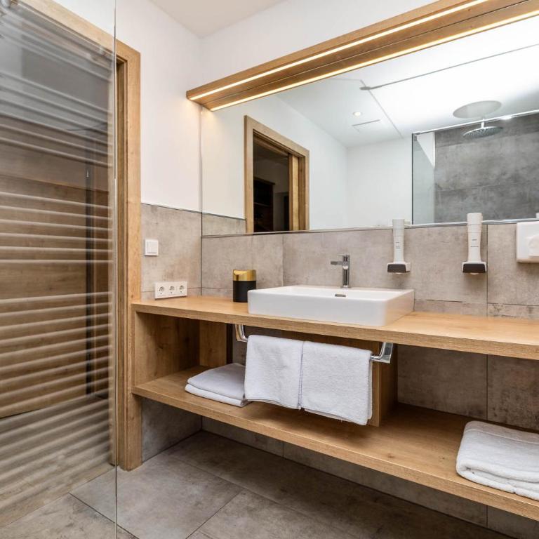 Der Burgblick-Adults Only 24 H Self Check In - Chambre Double Deluxe avec Balcon - Vue sur Château - 6