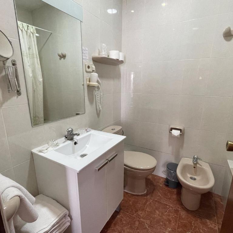 Cuatro Naciones - Economy Quadruple Room - 3