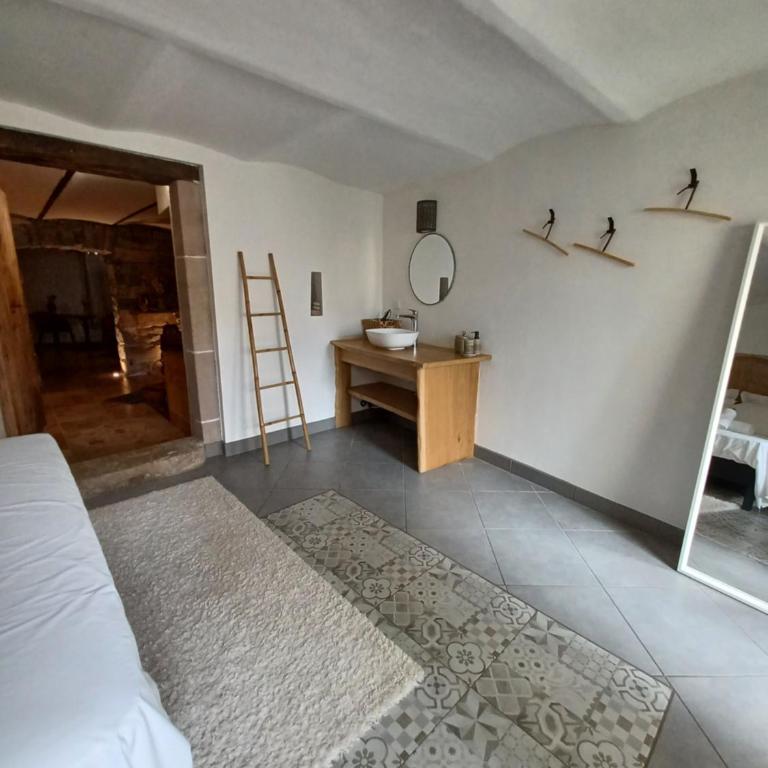 Hébergement insolite avec jacuzzi privatif Millau - Appartement Deluxe - 10