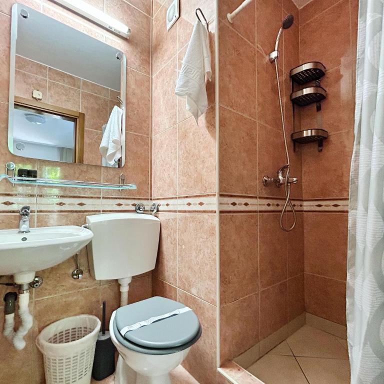 Central Hotel & Restaurant - Dvokrevetna Soba sa Bračnim Krevetom - 19