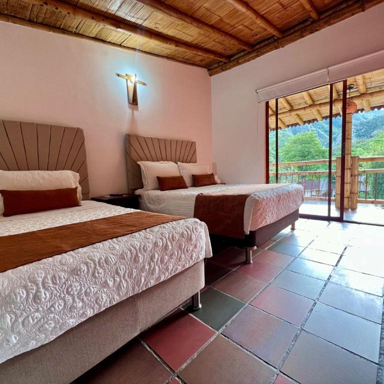 Hotel y termales Las Heliconias - Triple Room with Balcony - 1