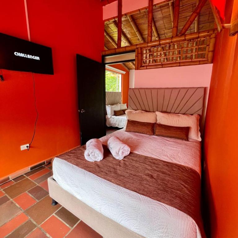 Hotel y termales Las Heliconias - Standard Family Room - 4