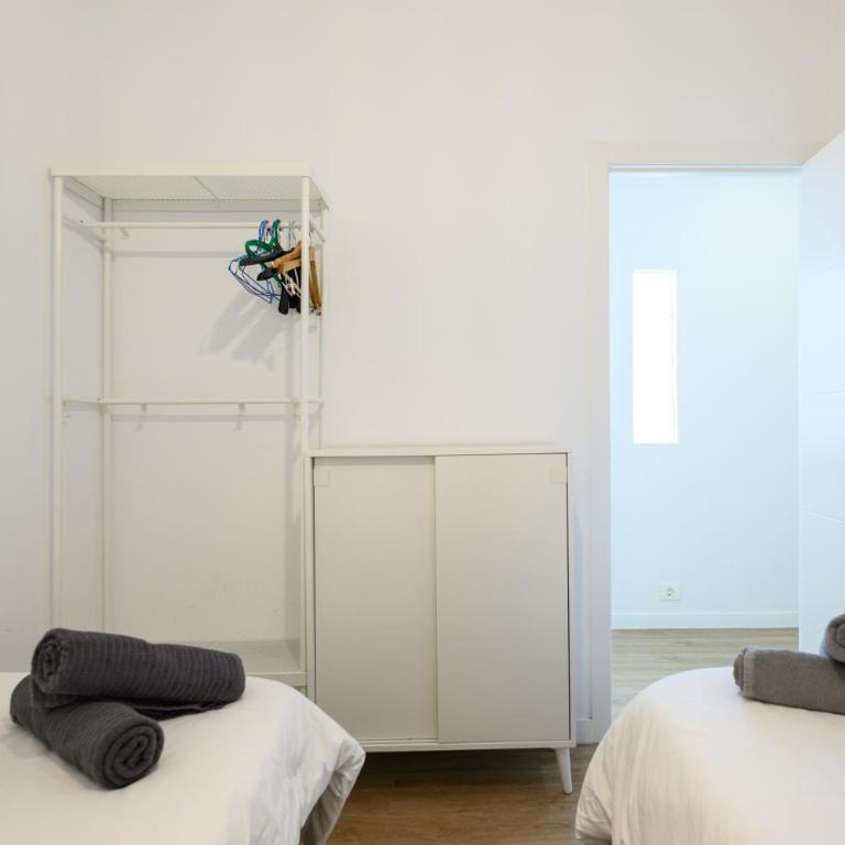 HJS Plaza Suites Apartments II - Three-Bedroom Apartment - 25