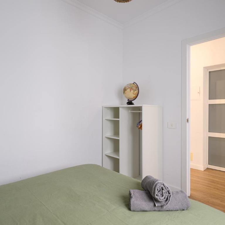 HJS Plaza Suites Apartments II - Three-Bedroom Apartment - 4