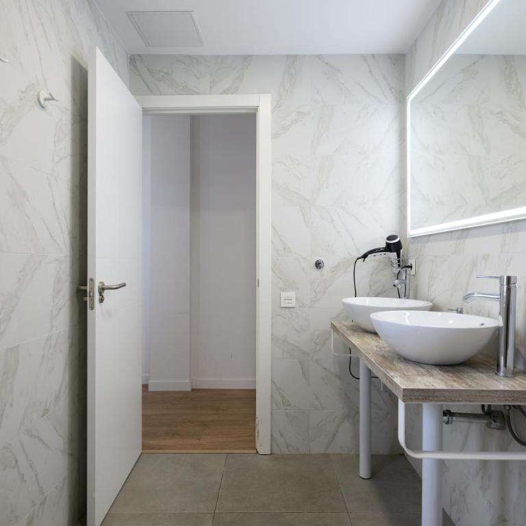 HJS Plaza Suites Apartments II - Three-Bedroom Apartment - 8