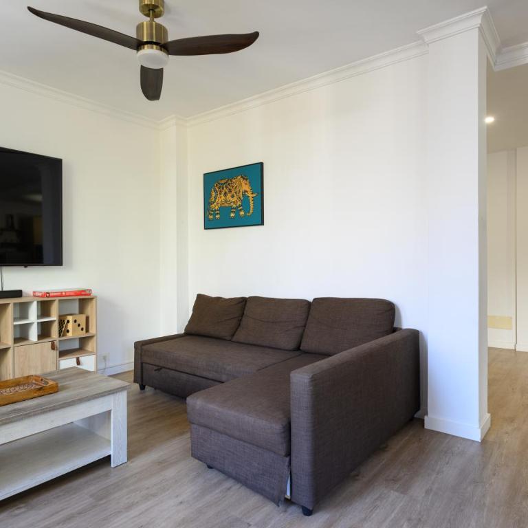 HJS Plaza Suites Apartments II - Three-Bedroom Apartment - 11