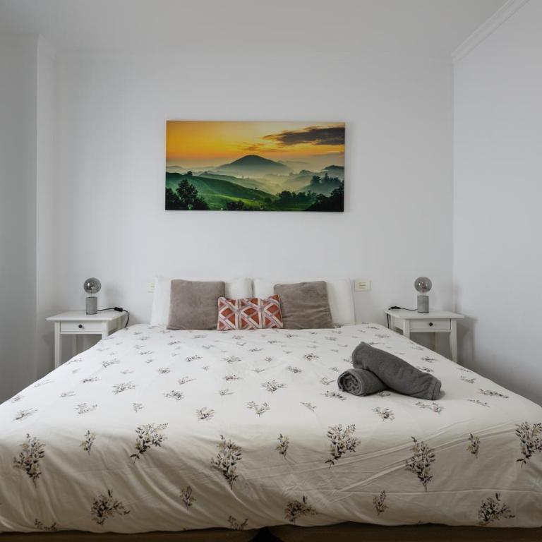 HJS Plaza Suites Apartments II - Three-Bedroom Apartment - 15