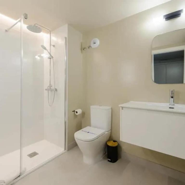 Victoria Chic Suites 05 - One-Bedroom Apartment with Garden - 7