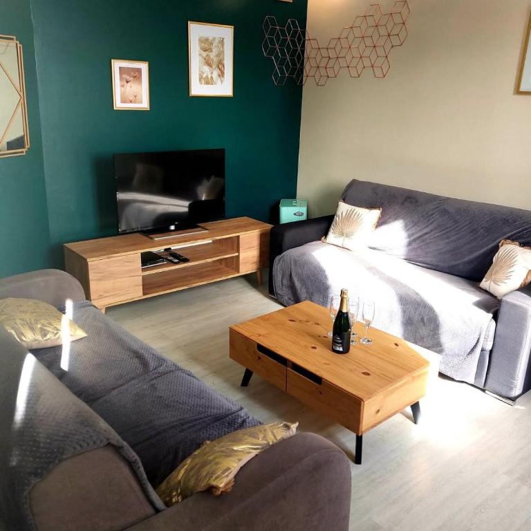 Les Belles Terrasses Dieppe ,3 appartements , LE VEGETAL de 1 à 8 personnes , LE TROPICAL de 1 à 6 personnes , LE FLORAL avec TERRASSE de 1 à 3 personnes , quartier calme au stationnement gratuit à coté de l'avenue verte - Appartement 2 Chambres - 3