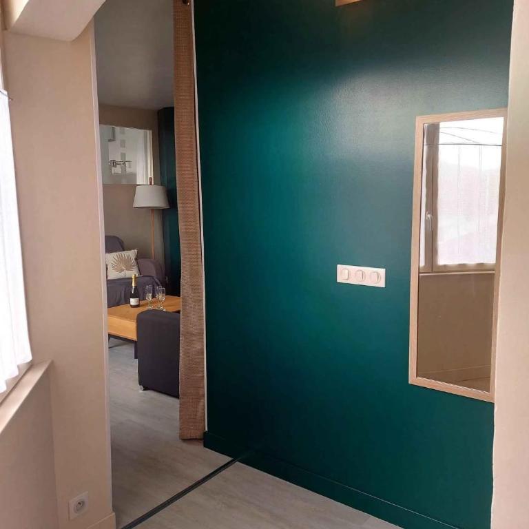 Les Belles Terrasses Dieppe ,3 appartements , LE VEGETAL de 1 à 8 personnes , LE TROPICAL de 1 à 6 personnes , LE FLORAL avec TERRASSE de 1 à 3 personnes , quartier calme au stationnement gratuit à coté de l'avenue verte - Appartement 2 Chambres - 9