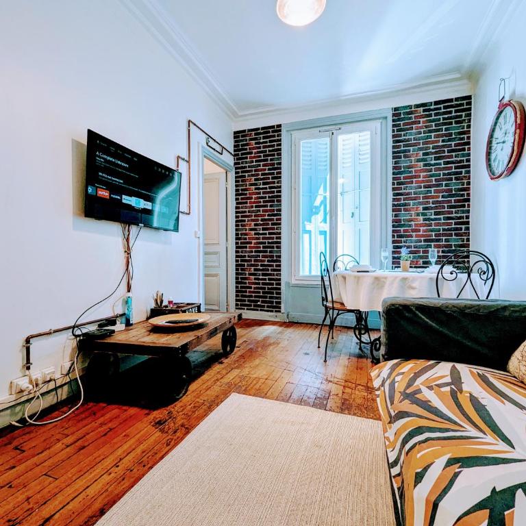 Chic apart avec parking tout près de Paris - Two-Bedroom Apartment - 1