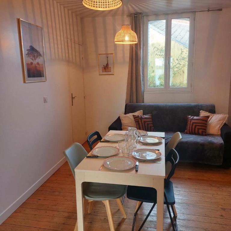 Les Belles Terrasses Dieppe ,3 appartements , LE VEGETAL de 1 à 8 personnes , LE TROPICAL de 1 à 6 personnes , LE FLORAL avec TERRASSE de 1 à 3 personnes , quartier calme au stationnement gratuit à coté de l'avenue verte - Appartement 1 Chambre - 8