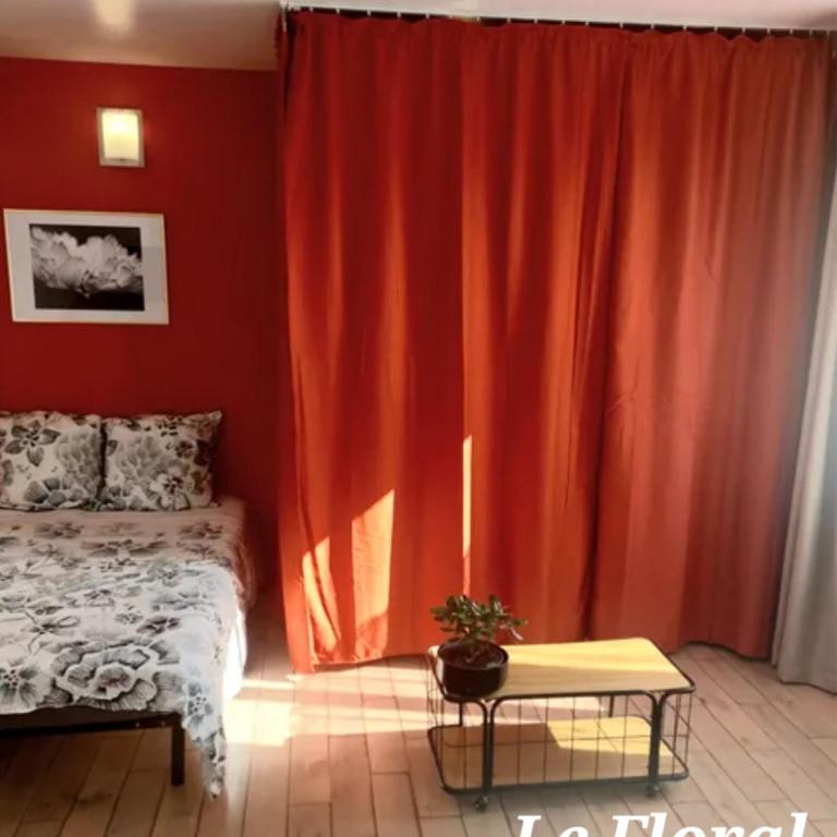 Les Belles Terrasses Dieppe ,3 appartements , LE VEGETAL de 1 à 8 personnes , LE TROPICAL de 1 à 6 personnes , LE FLORAL avec TERRASSE de 1 à 3 personnes , quartier calme au stationnement gratuit à coté de l'avenue verte - Appartement avec Terrasse - 4