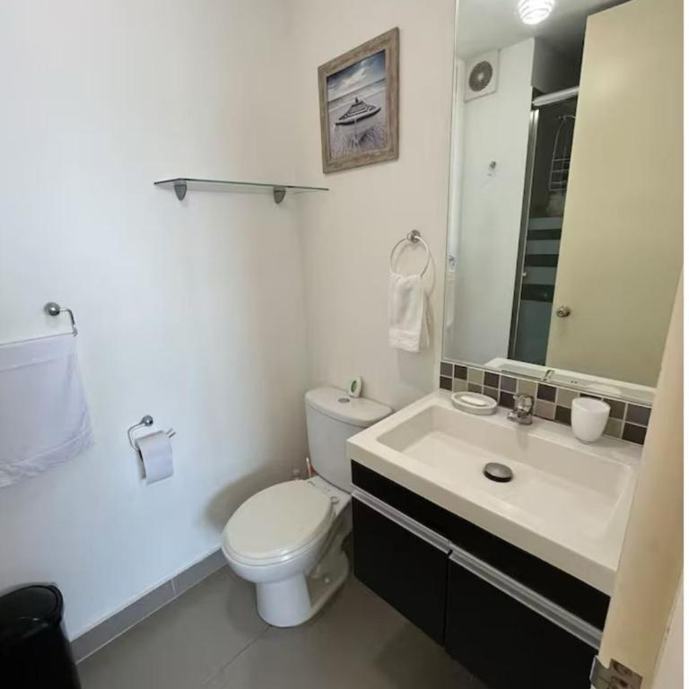 Departamento con balcon y vista al mar - Three-Bedroom Apartment - 6
