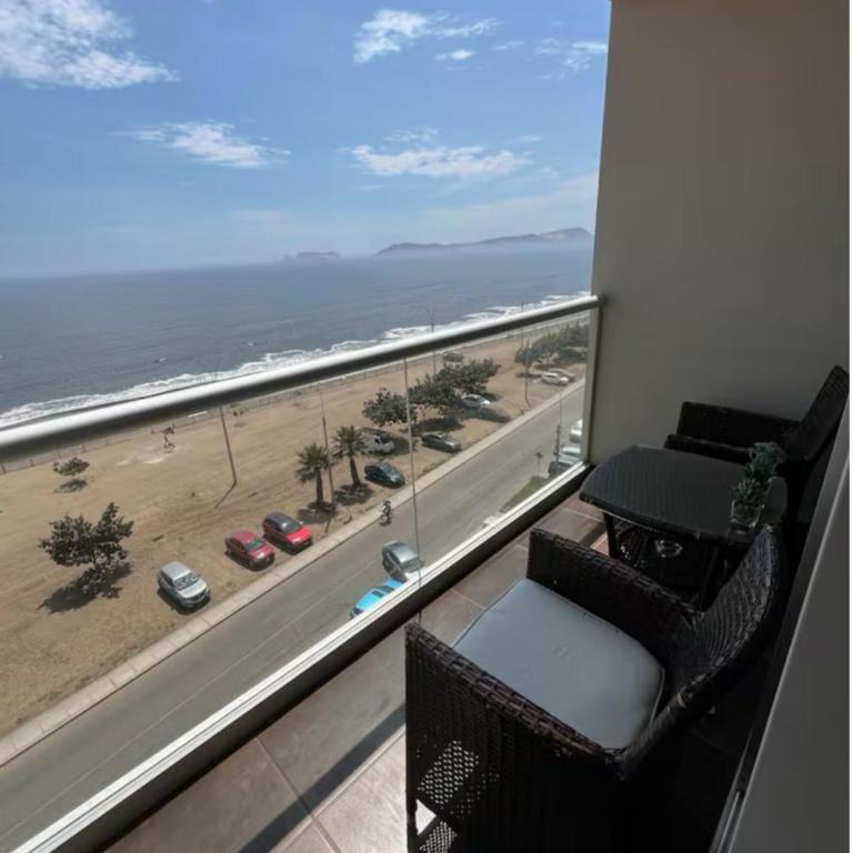 Departamento con balcon y vista al mar - Three-Bedroom Apartment - 1