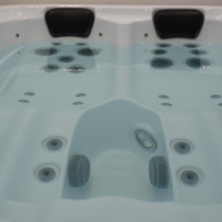 Jacuzzi Sensation - One-Bedroom Apartment - 3