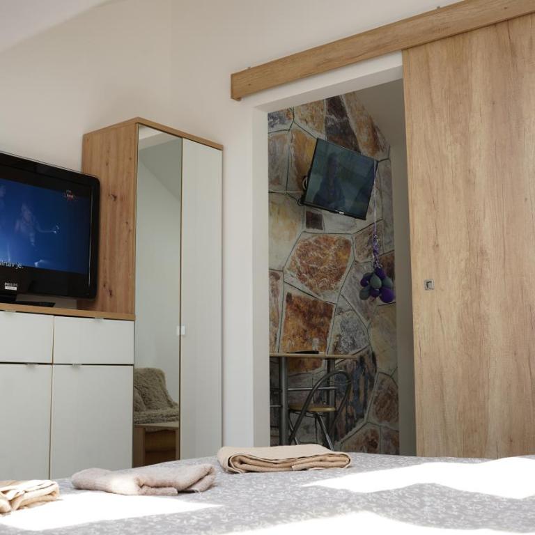 Jacuzzi Sensation - One-Bedroom Apartment - 22