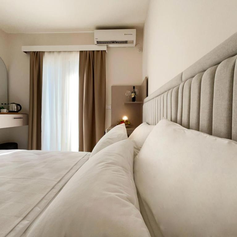 The House Rooms - Deluxe King Room - 12