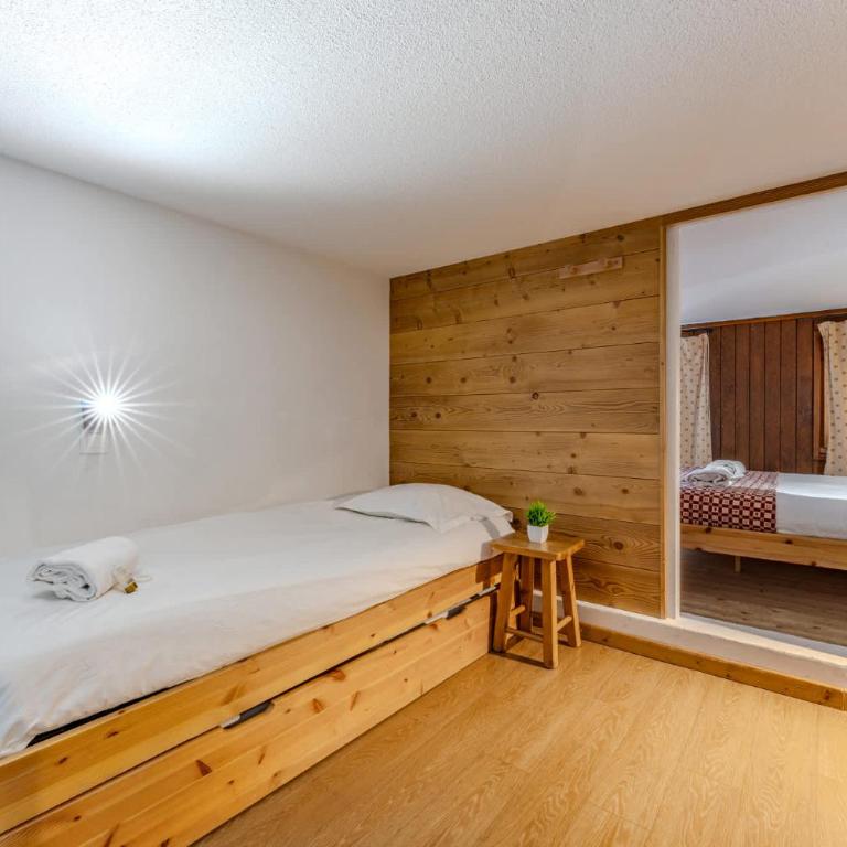 Cozy Mountain Apartment - Ski-In Ski-Out Access, Balcony & Parking - Résidence Le Silveralp - Appartement en Duplex - 4