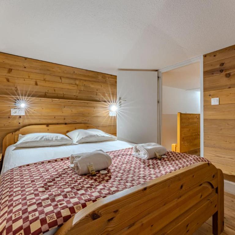 Cozy Mountain Apartment - Ski-In Ski-Out Access, Balcony & Parking - Résidence Le Silveralp - Appartement en Duplex - 5