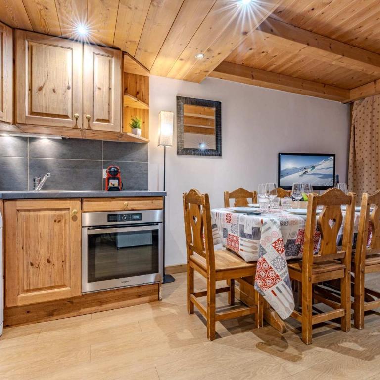 Cozy Mountain Apartment - Ski-In Ski-Out Access, Balcony & Parking - Résidence Le Silveralp - Appartement en Duplex - 13