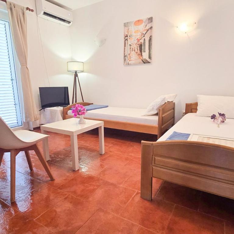 Apartments Zora, Sea View Balcony, Free Parking in Dobrota Kotor - Three-Bedroom Apartment - 14
