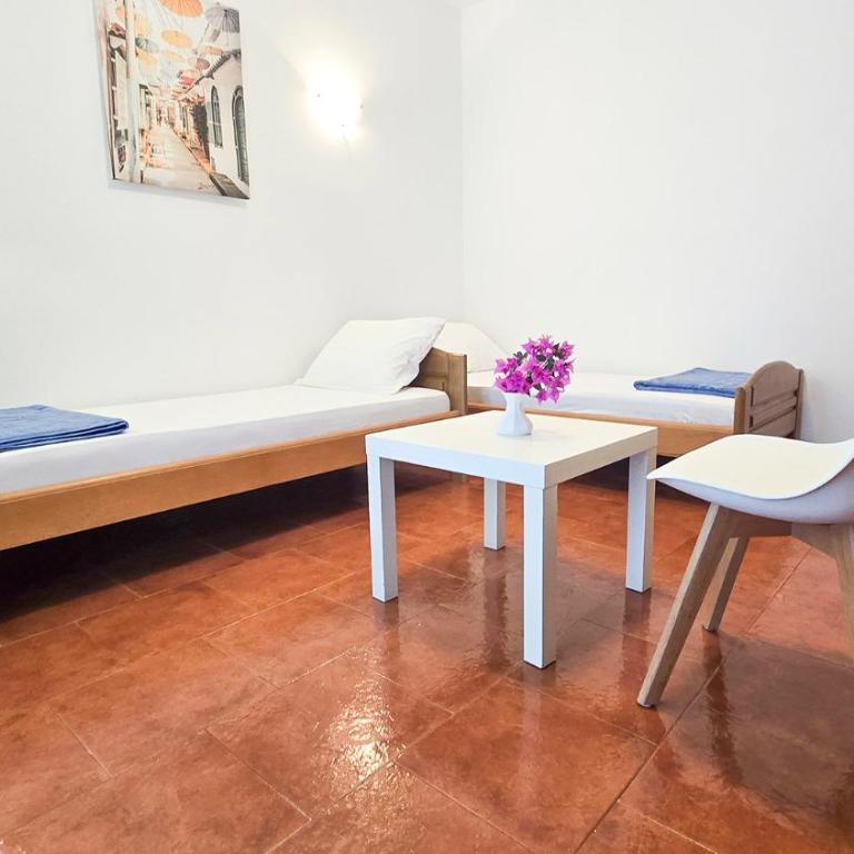 Apartments Zora, Sea View Balcony, Free Parking in Dobrota Kotor - Three-Bedroom Apartment - 9