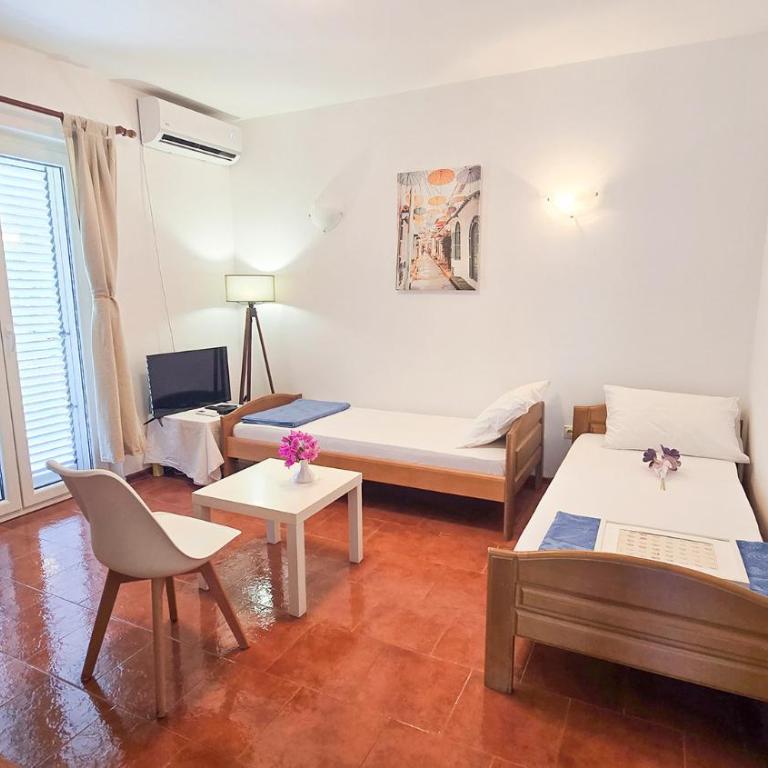 Apartments Zora, Sea View Balcony, Free Parking in Dobrota Kotor - Three-Bedroom Apartment - 12