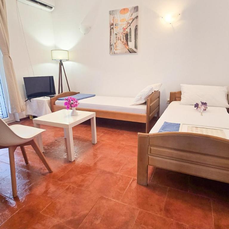 Apartments Zora, Sea View Balcony, Free Parking in Dobrota Kotor - Three-Bedroom Apartment - 8