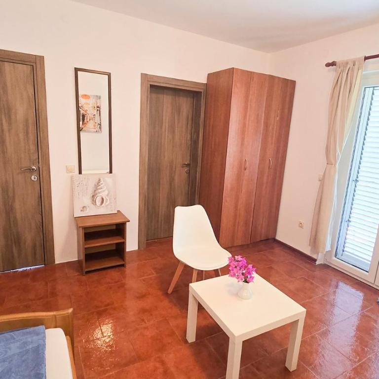 Apartments Zora, Sea View Balcony, Free Parking in Dobrota Kotor - Three-Bedroom Apartment - 16