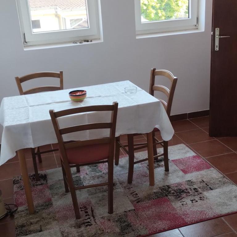 LaRos Apt - Two-Bedroom Apartment with Sea View - 12