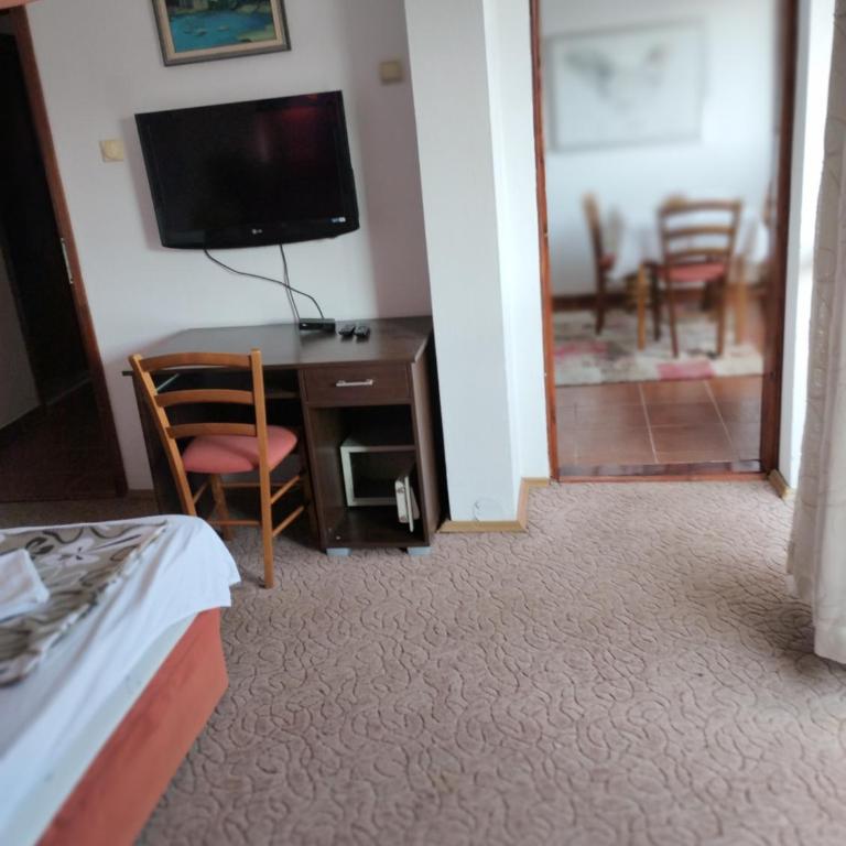 LaRos Apt - Two-Bedroom Apartment with Sea View - 9