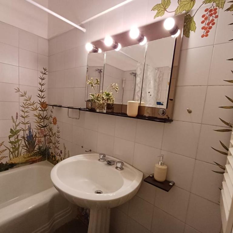 Casa Mayolica, en el centro de Salta, con terraza y estacionamiento gratuito - Three-Bedroom House - 26