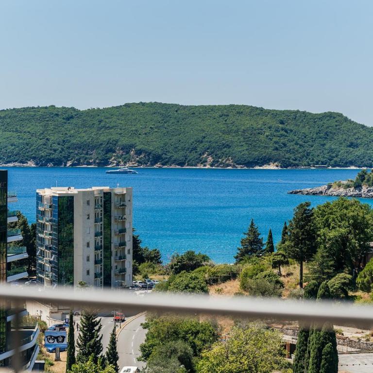 Twin Towers By In Property - King Suite with Sea View - 2