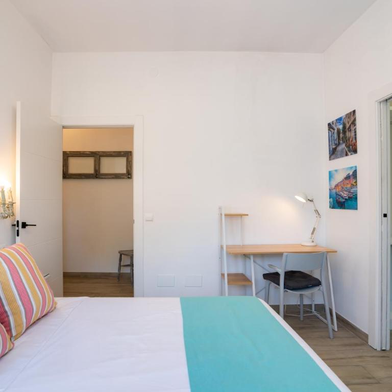 Spacious Malaga House with private walled-in yard - Casa Vacacional de 3 dormitorios - 10